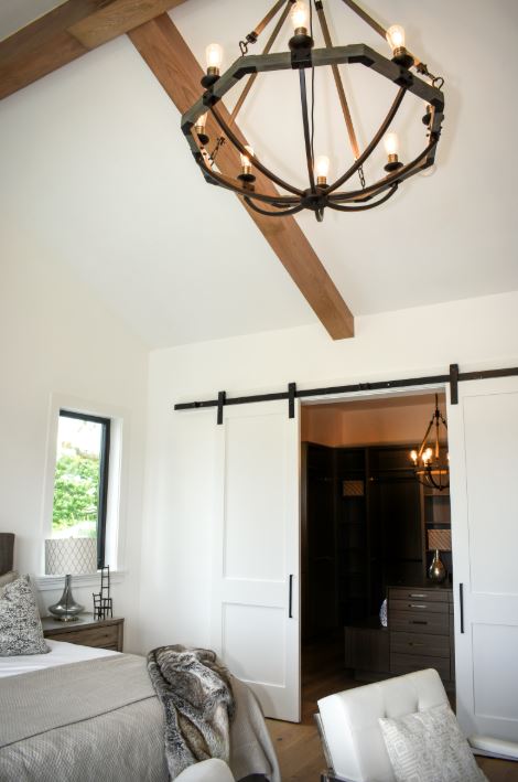 Lodge 8-Light Chandelier