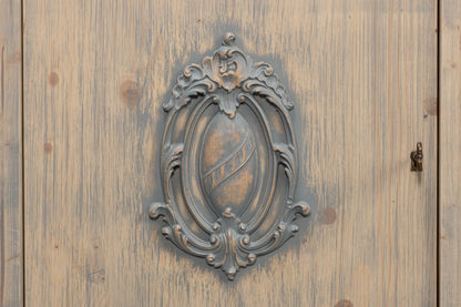 Crested Wall Cabinetcarmine Legno Tran